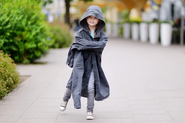 Fille portant le manteau de son père — Photo