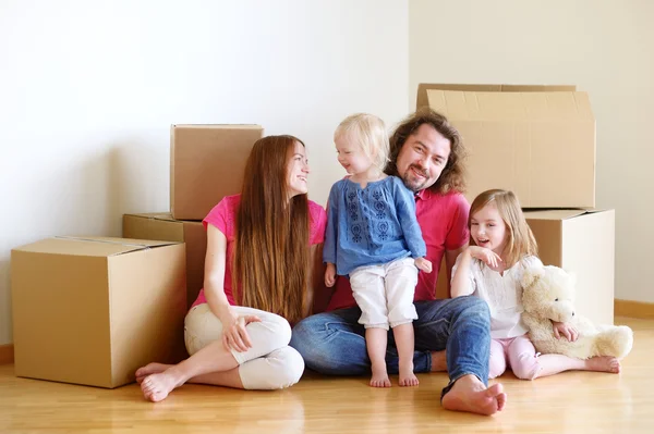 Familie in nieuw huis — Stockfoto