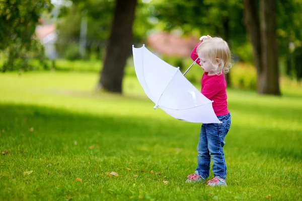 Little girl    outdoors — Stock Photo, Image