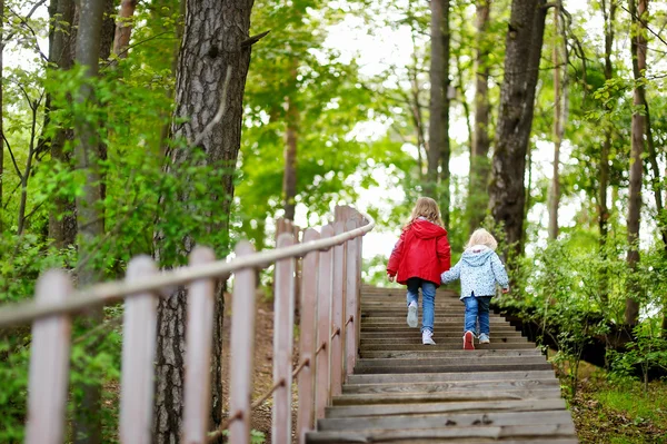 Lilla systrar gå uppför trappor — Stockfoto