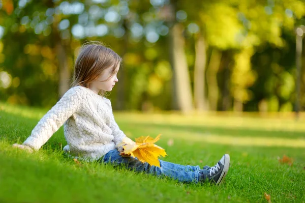 Chica en el día de otoño —  Fotos de Stock