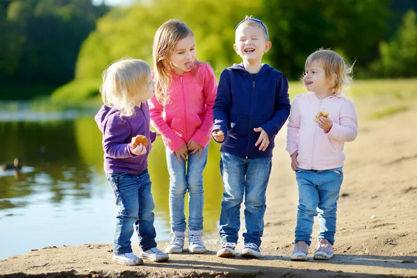 Drie zusters en hun broer — Stockfoto