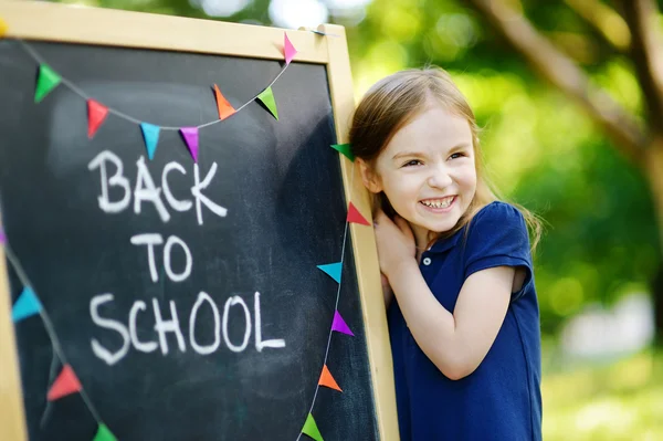 Kleines Schulmädchen — Stockfoto