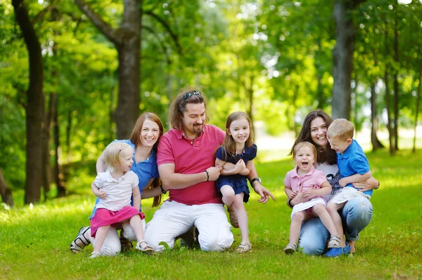 Grande família feliz no parque de verão — Fotografia de Stock