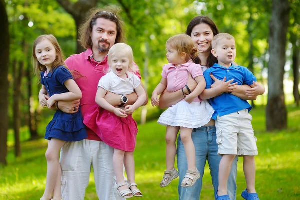 Счастливая большая семья в летнем парке — стоковое фото