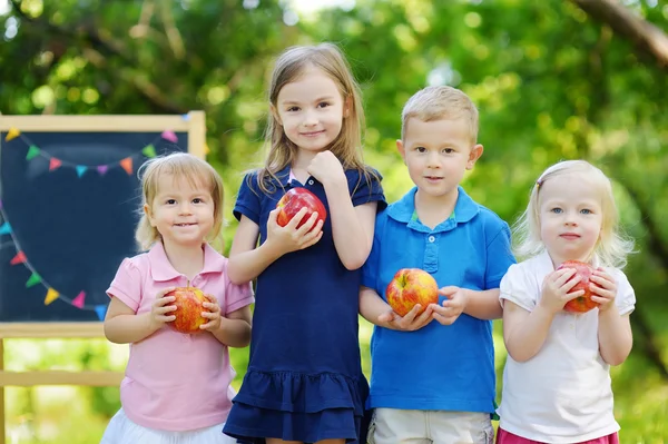 Vier kleine kinderen door schoolbord — Stockfoto