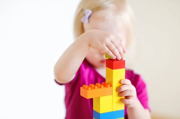 女の子プラスチックブロックと遊ぶ — ストック写真