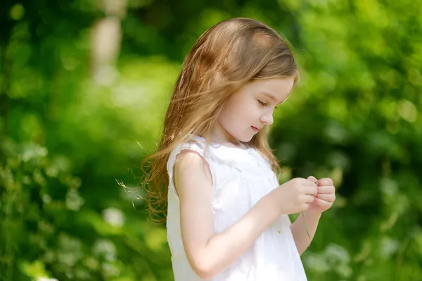 Niña al aire libre — Foto de Stock