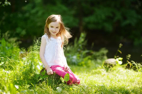 Маленькая девочка на улице — стоковое фото