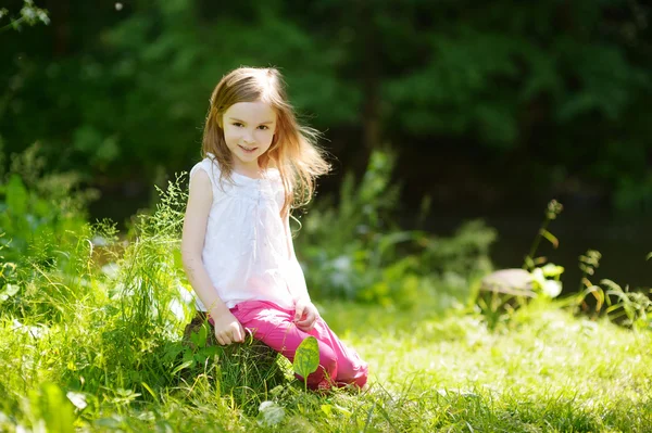 Little girl   outdoors — Stock Photo, Image