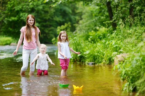 Dos hermanas y su madre — Foto de Stock