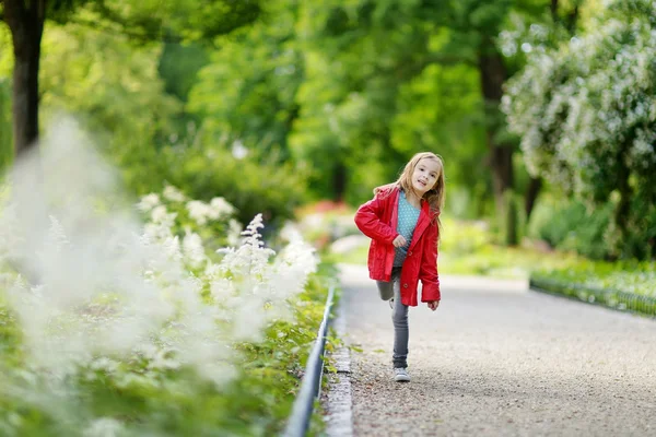 शरद ऋतूच्या दिवशी लहान मुलगी — स्टॉक फोटो, इमेज