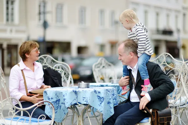 Les grands-parents et leur petit-enfant au café — Photo