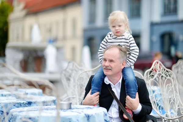 Grand-père et son petit-enfant au café — Photo