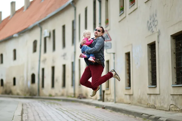 Otec drží své malé dítě — Stock fotografie