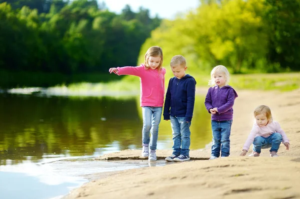 Tre systrar och deras bror — Stockfoto