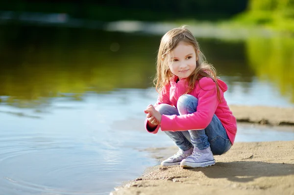 Nehir kenarında oynarken küçük kız — Stok fotoğraf