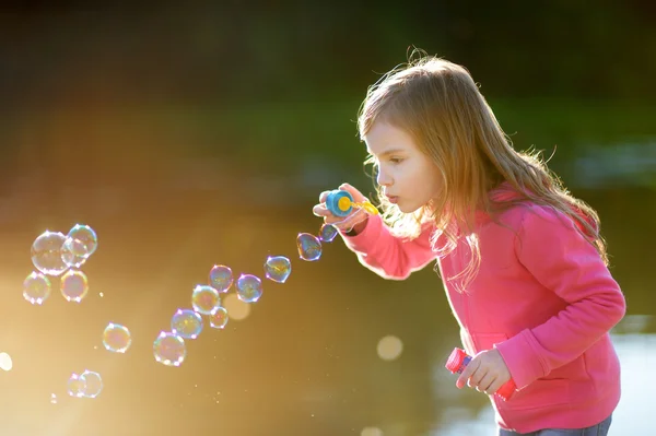 Flicka blåser såpbubblor — Stockfoto
