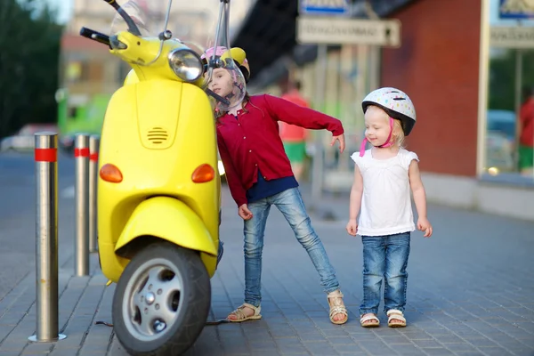 Curious girls and motorcycle — Stock Photo, Image