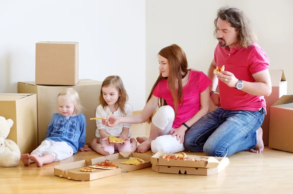 Familie in nieuw huis — Stockfoto