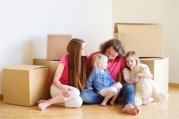 Familie im neuen Zuhause — Stockfoto