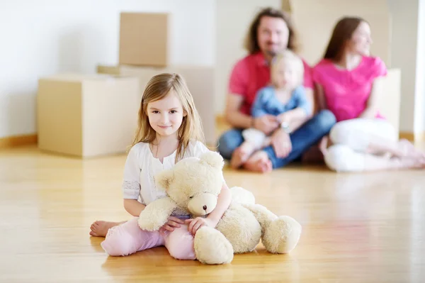 Familie in nieuw huis — Stockfoto