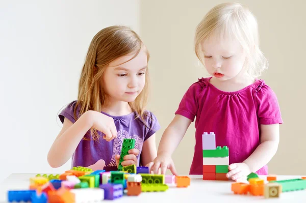 Bloklar ile oynayan kız — Stok fotoğraf
