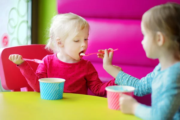 姉妹のアイスクリームを食べる — ストック写真