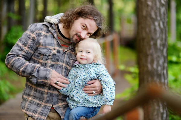 Pai segurando sua filha — Fotografia de Stock