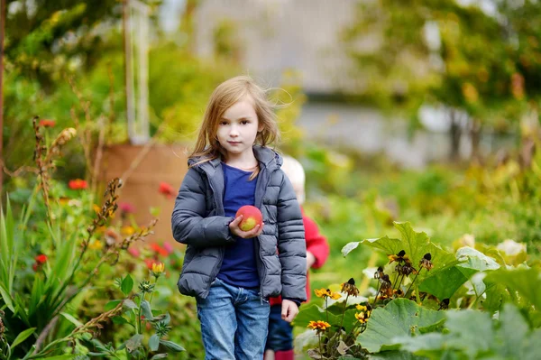 Klein meisje in de tuin — Stockfoto