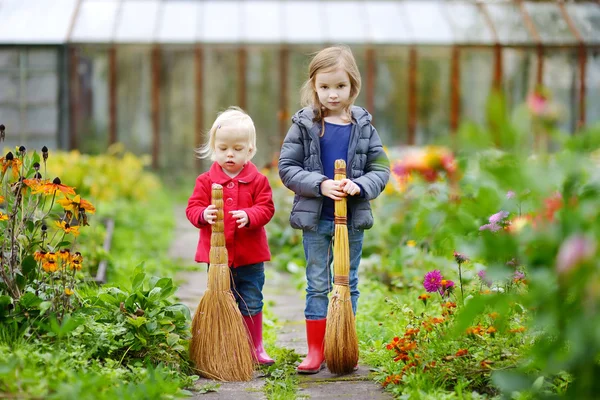 Lilla systrar i trädgården — Stockfoto