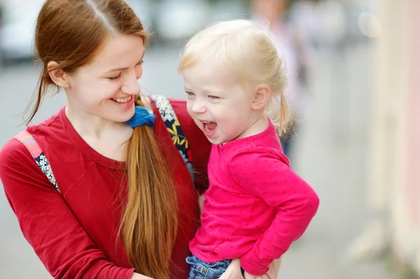 Moeder houden haar meisje — Stockfoto