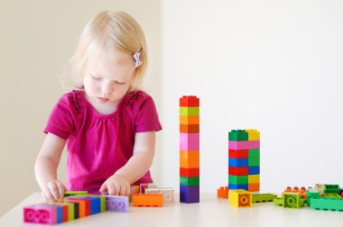 Plastik bloklarla oynayan kız