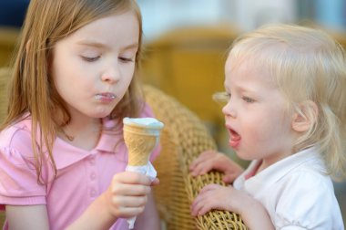 iki kız kardeş dondurma yeme
