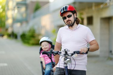 Baba ve kızı binicilik bisiklet