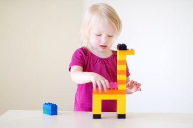 Plastik bloklarla oynayan kız