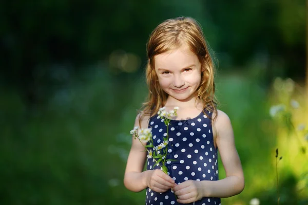 Bedårande liten flicka — Stockfoto