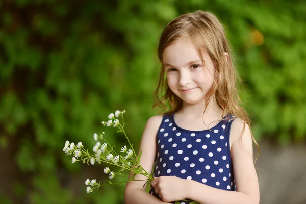 Schattig klein meisje — Stockfoto