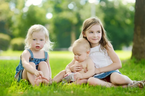 三个可爱的小孩子户外活动 — 图库照片