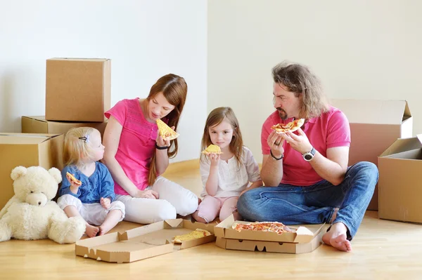 Famiglia in nuova casa — Foto Stock