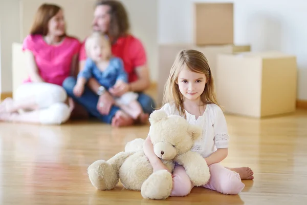 Familie in nieuw huis — Stockfoto