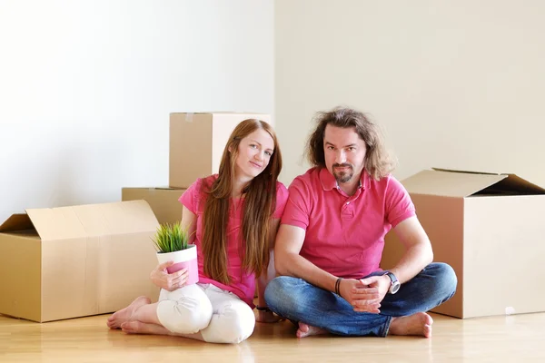 Paar in nieuwe huis — Stockfoto