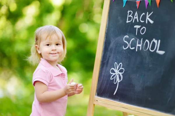 Bambina che va all'asilo — Foto Stock