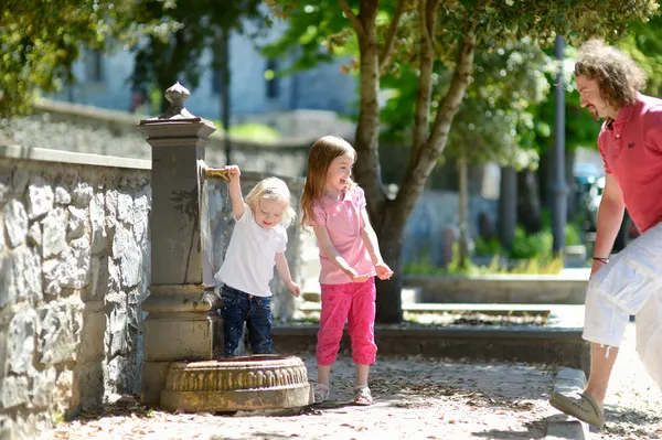 Sorelle che giocano con fontana — Foto Stock