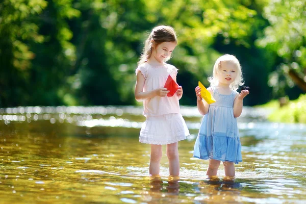 Hermanas jugando con barcos de papel —  Fotos de Stock