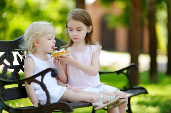 Hermanas con tarta de crema —  Fotos de Stock