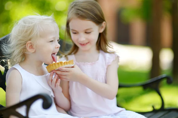 Soeurs avec tarte à la crème — Photo