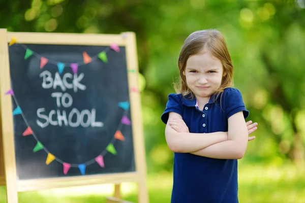 Menina infeliz indo para a escola — Fotografia de Stock
