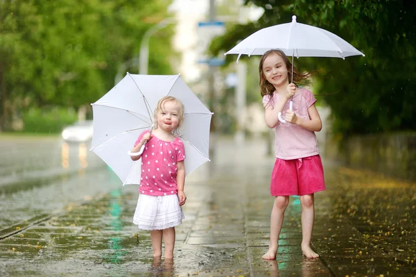 Сестры под дождем — стоковое фото