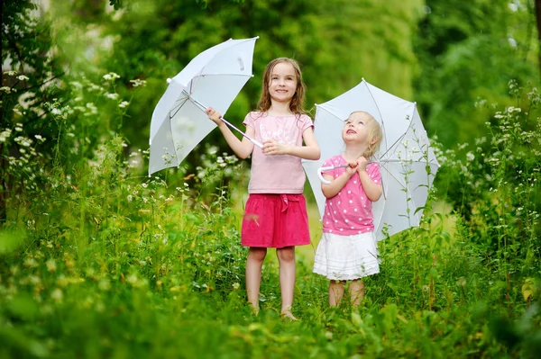 Two   sisters  under  rain — Stock Photo, Image